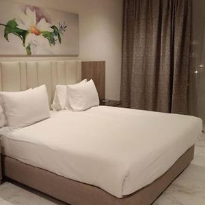 Elite Pool View Room	